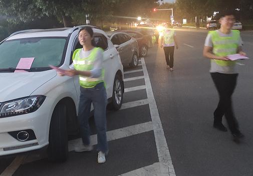 安丘市醫(yī)療保障局組織開展安全文明停車引導志愿服務活動，提升停車服務質量